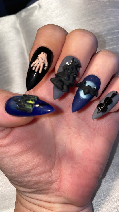 Mercredi Addams. Sa robe, son château, la chose, les corbeaux. Kit toutes tailles incluses. Réutilisables, Press-on nails, faux ongles