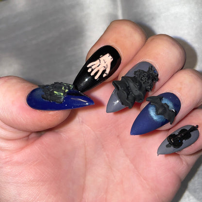 Mercredi Addams. Sa robe, son château, la chose, les corbeaux. Kit toutes tailles incluses. Réutilisables, Press-on nails, faux ongles