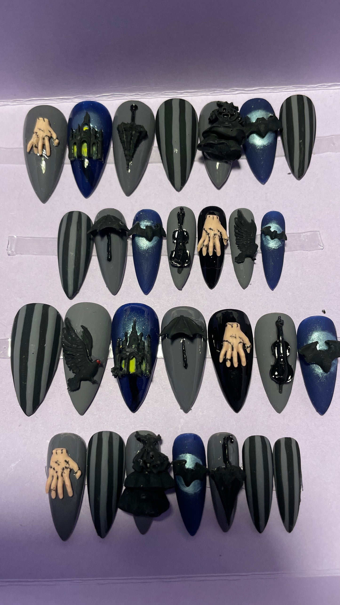 Mercredi Addams. Sa robe, son château, la chose, les corbeaux. Kit toutes tailles incluses. Réutilisables, Press-on nails, faux ongles