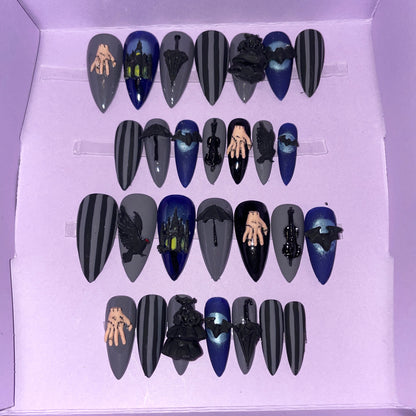 Mercredi Addams. Sa robe, son château, la chose, les corbeaux. Kit toutes tailles incluses. Réutilisables, Press-on nails, faux ongles