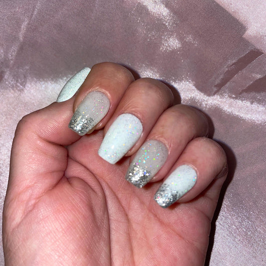 28 pièces. Blanc et laiteux pailleté argent. 14 tailles de 00 à 9. Réutilisable, Press-on nails, faux ongles. Finition brillan