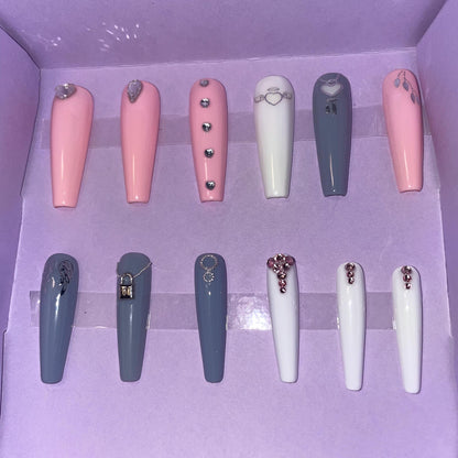 Rose, gris blanc avec petites clés et cadenas. Kit toutes tailles incluses. Réutilisables, Press-on nails, faux ongles. Finition brillante