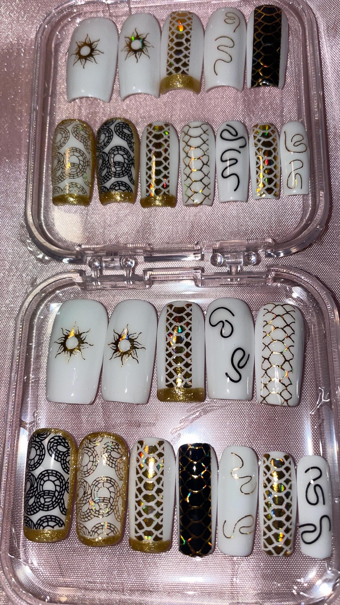 Peaux de serpent noir et doré. Kit toutes tailles incluses. Faux ongles, press on nails. Réutilisables. Finition brillante