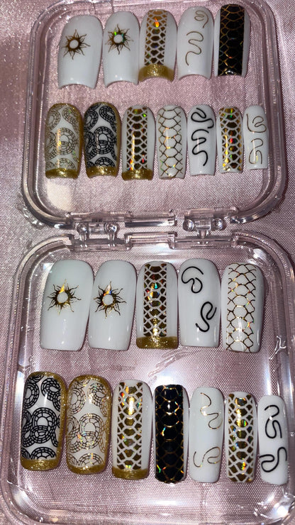 Peaux de serpent noir et doré. Kit toutes tailles incluses. Faux ongles, press on nails. Réutilisables. Finition brillante