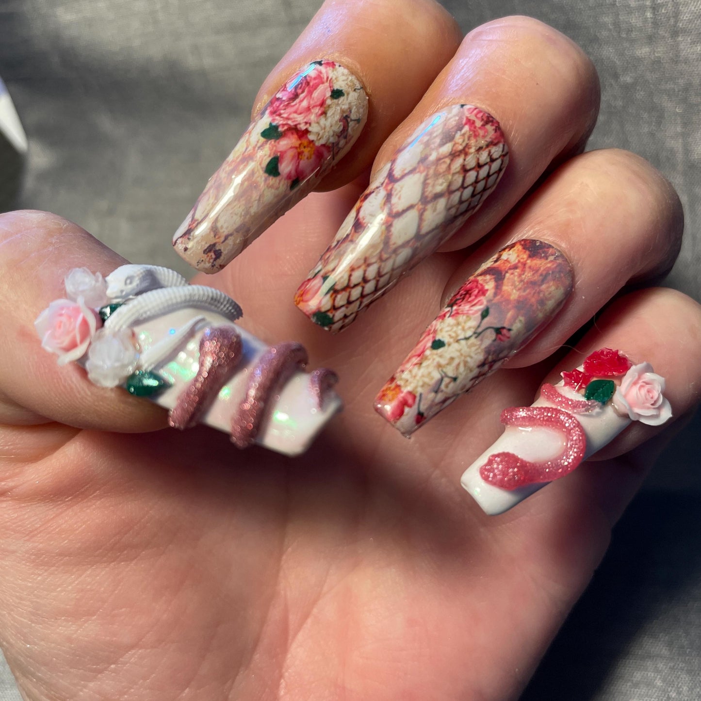 Serpent dans les roses et peau de serpent. Kit toutes tailles incluses. Réutilisables, Press-on nails, faux ongles. Fini brillant