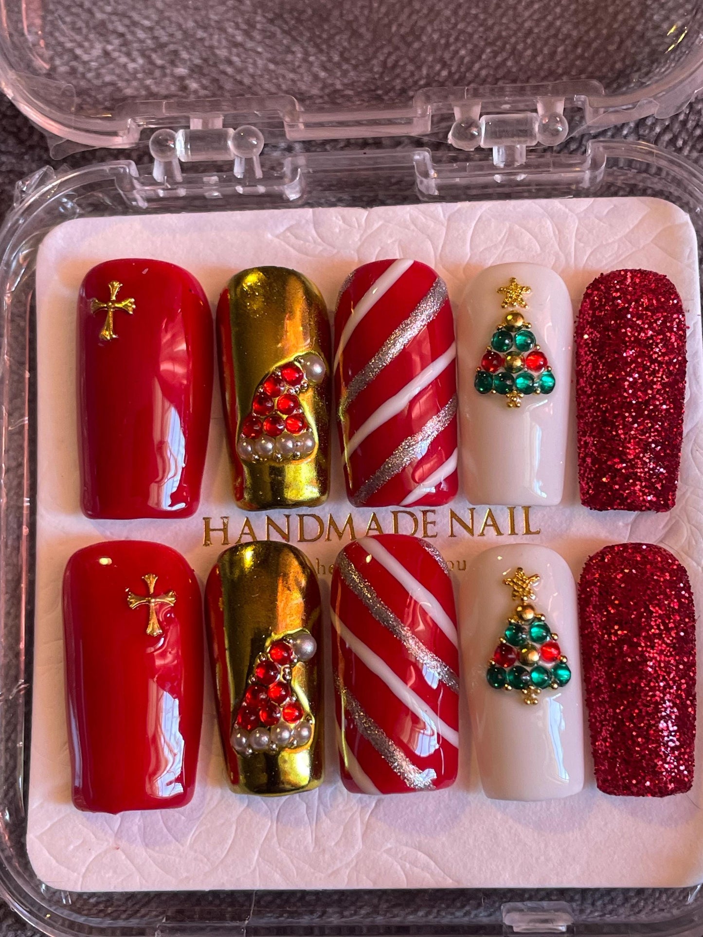 Noël rouge, or. Croix, bonnet et sapin de Noël. Réutilisable, Press-on nails, faux ongles. Finition brillante