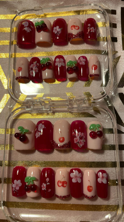 Petites cerises en relief. Kit toutes tailles incluses. Faux ongles, press on nails. Réutilisables. Finition brillante
