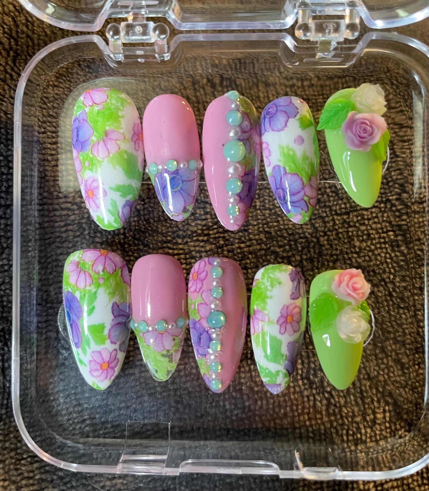 Petites fleurs. Vert, rose, violet, blanc. Strass et perles, fleurs. Réutilisable, Press-on nails, faux ongles. Finition brillante