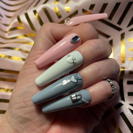 Kit 24 pièces. Rose, gris blanc avec petites clés et cadenas. Tailles 0 à 11. Réutilisables, Press-on nails, faux ongles. Finition brillante