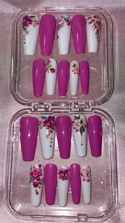Rose et blanc avec fleurs tombantes. Kit toutes tailles incluses. Réutilisables, Press-on nails, faux ongles. Finition brillante