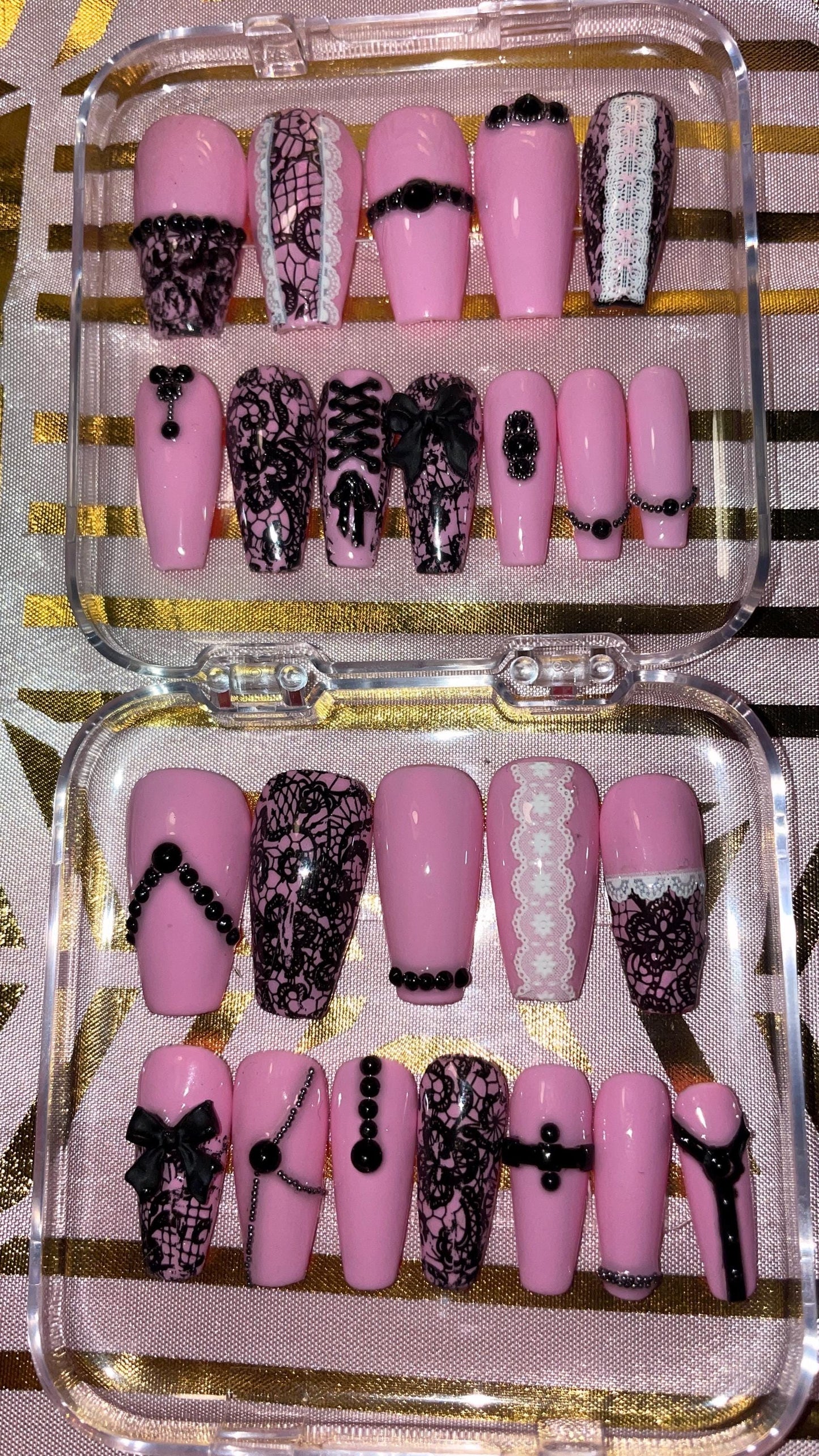 Dentelle noir blanc et rose. Strass et noeuds. Kit toutes tailles incluses. Faux ongles, press on nails. Réutilisables. Finition brilla