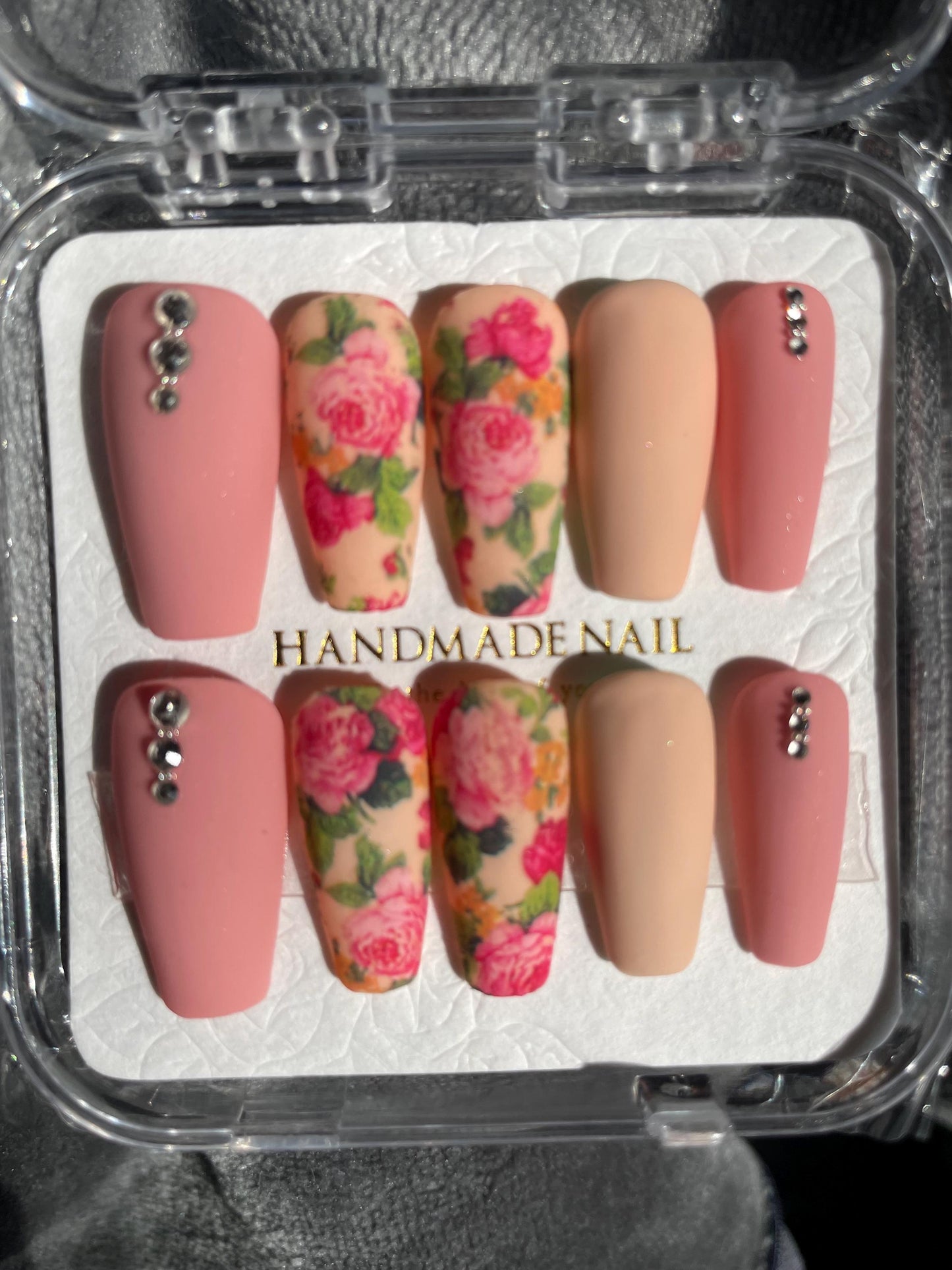 Prêt à expédier. Kit 24 pièces. Forme Ballerine. Fleurs roses et oranges avec strass. Tailles de 0 à 11. Réutilisables. Press-on nails, faux ongles. Finition mate