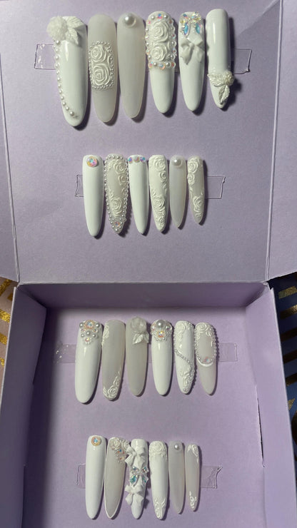 Blanc et laiteux avec strass, fleurs en relief, perles. Kit toutes tailles incluses. Réutilisables, Press-on nails, faux ongles. Fini mat/brillant