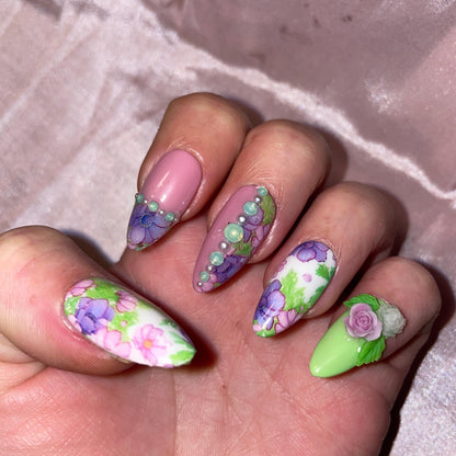 Petites fleurs. Vert, rose, violet, blanc. Strass et perles, fleurs. Réutilisable, Press-on nails, faux ongles. Finition brillante