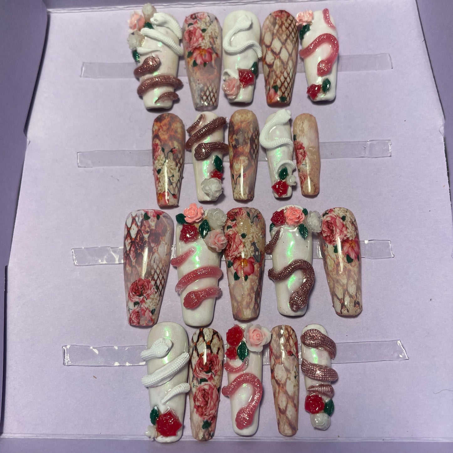 Serpent dans les roses et peau de serpent. Kit toutes tailles incluses. Réutilisables, Press-on nails, faux ongles. Fini brillant