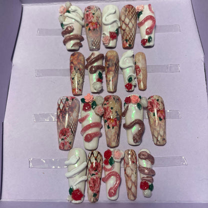 Serpent dans les roses et peau de serpent. Kit toutes tailles incluses. Réutilisables, Press-on nails, faux ongles. Fini brillant