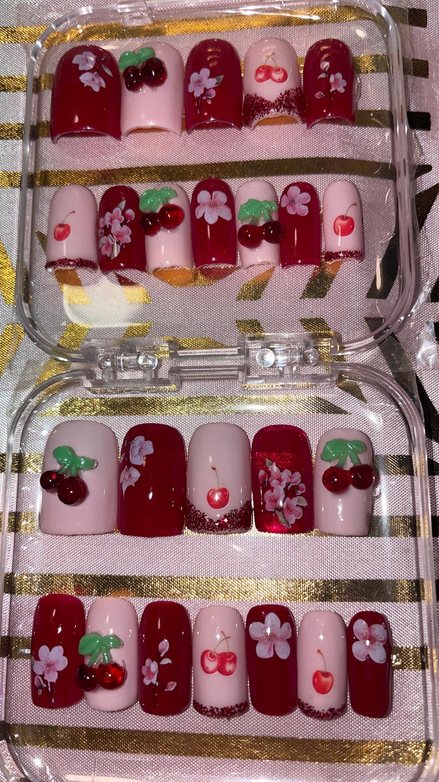 Petites cerises en relief. Kit toutes tailles incluses. Faux ongles, press on nails. Réutilisables. Finition brillante