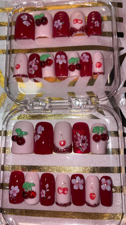 Petites cerises en relief. Kit toutes tailles incluses. Faux ongles, press on nails. Réutilisables. Finition brillante