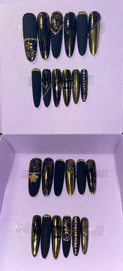 Dentelle or et noir, perles. Kit toutes tailles incluses. Réutilisables, Press-on nails, faux ongles. Finition mate et brillante
