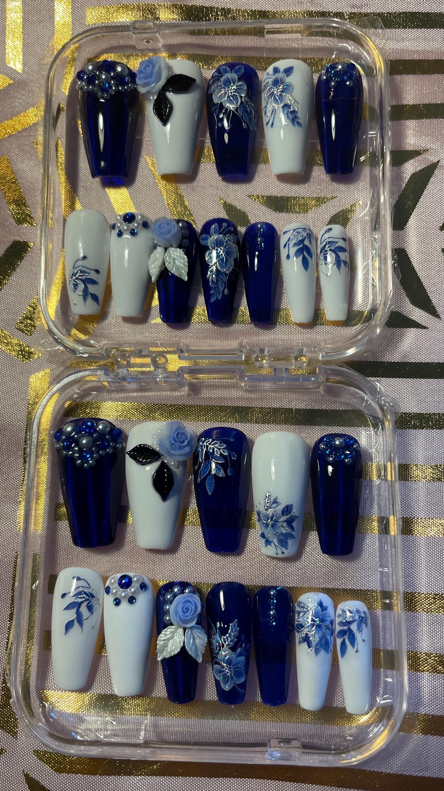 Fleurs bleues, et argent. Bleu jelly et blanc. Kit toutes tailles incluses. Réutilisables. Press-on nails, faux ongles. Finition brillante.