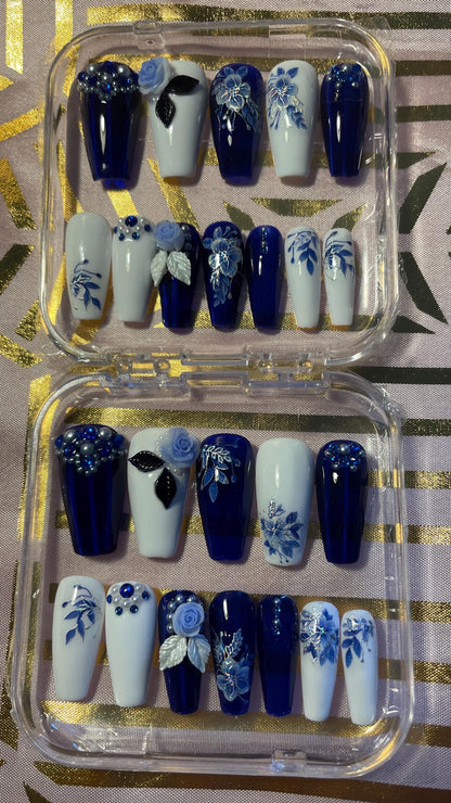 Fleurs bleues, et argent. Bleu jelly et blanc. Kit toutes tailles incluses. Réutilisables. Press-on nails, faux ongles. Finition brillante.