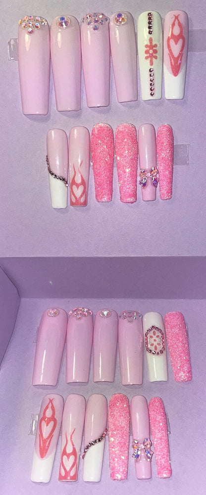 Prêt à expédier. Coffin XXL. Set 24 pièces. Roses et blancs avec flammes et strass, sucre. Tailles 0 à 11.Réutilisables. Press-on nails, faux ongles. Finition brillante.