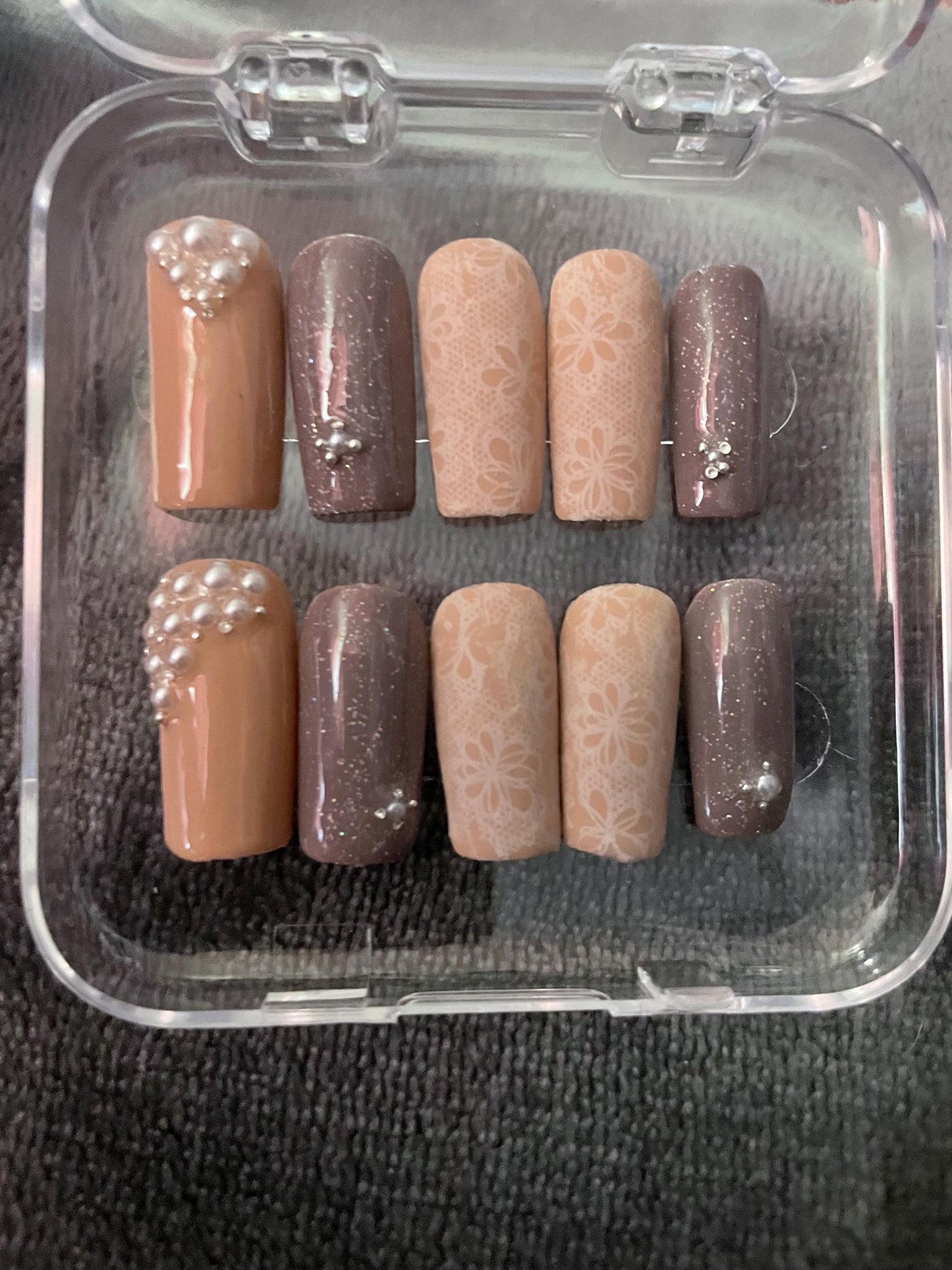 Dentelle nude, marron et blanc avec perles, paillettes. Faux ongles, press on nails. Réutilisables. Finition mate