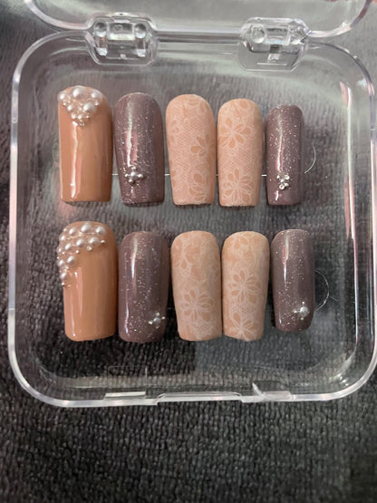 Dentelle nude, marron et blanc avec perles, paillettes. Faux ongles, press on nails. Réutilisables. Finition mate