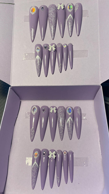 Dentelle blanche et violet avec petits noeuds et perles. Kit toutes tailles incluses. Réutilisables. Press-on nails, faux ongles. Finition brillante.
