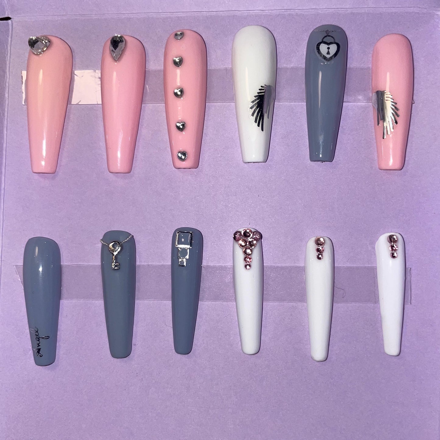 Rose, gris blanc avec petites clés et cadenas. Kit toutes tailles incluses. Réutilisables, Press-on nails, faux ongles. Finition brillante