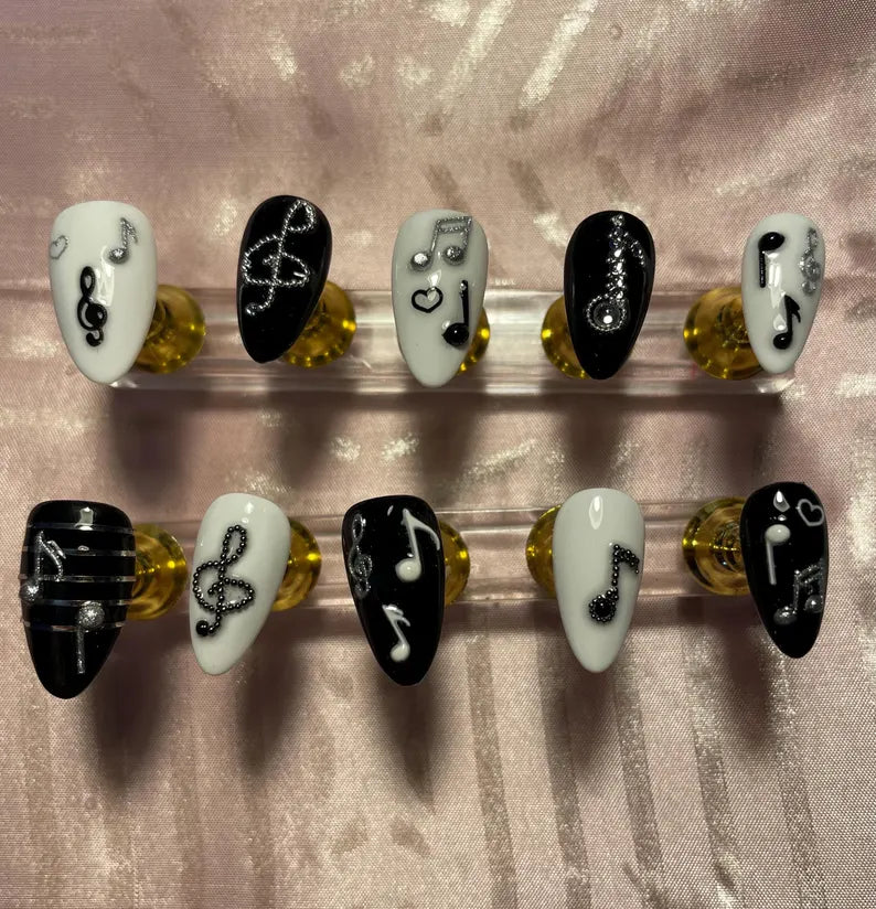 Quelques notes de musique, noir, blanc et argent. Réutilisable, Press-on nails, faux ongles. Finition brillante