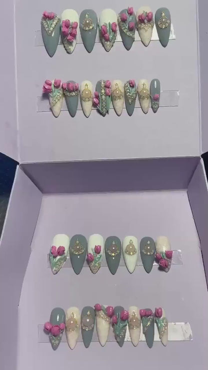 Gris et blanc, petites tulipes roses et strass. Kit toutes tailles incluses. Réutilisables. Press-on nails, faux ongles. Fini brillant