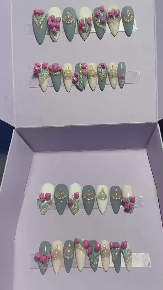 Gris et blanc, petites tulipes roses et strass. Kit toutes tailles incluses. Réutilisables. Press-on nails, faux ongles. Fini brillant