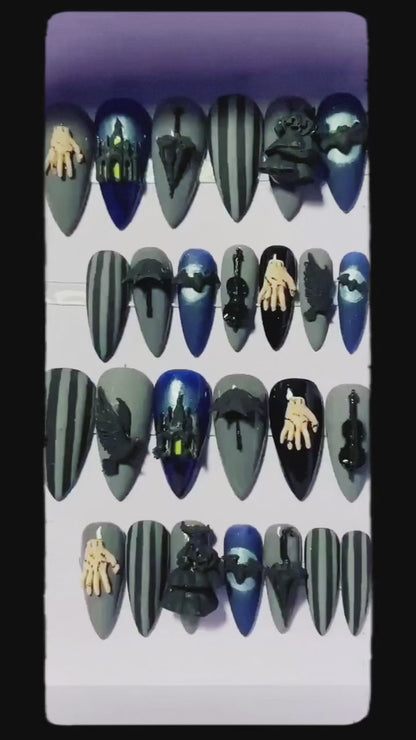 Mercredi Addams. Sa robe, son château, la chose, les corbeaux. Kit toutes tailles incluses. Réutilisables, Press-on nails, faux ongles