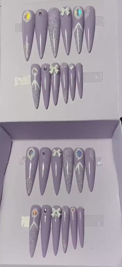 Dentelle blanche et violet avec petits noeuds et perles. Kit toutes tailles incluses. Réutilisables. Press-on nails, faux ongles. Finition brillante.