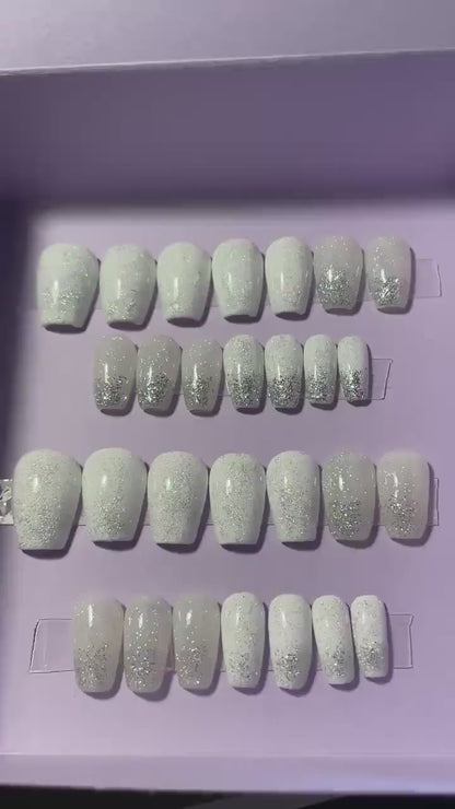 Blanc et laiteux pailleté argent. Kit toutes tailles incluses. Réutilisable, Press-on nails, faux ongles. Finition brillan