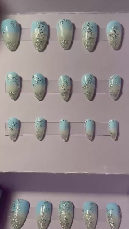 Dégradé bleu, blanc laiteux et argent. Kit toutes tailles incluses. Réutilisables, Press-on nails, faux ongles. Finition brillante