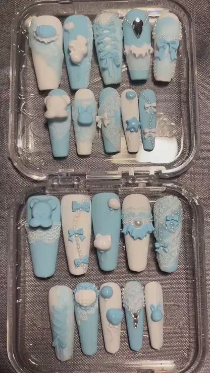 Kit 20 pièces. Bleu layette et blanc, dentelle, ours et ballon 3D. Tailles 0 à 9. Réutilisables, Press-on nails, faux ongles. Fini mat