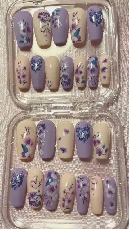 Violet et orange pastels avec fleurs violettes. Kit complet toutes tailles incluses. Faux ongles, press on nails. Réutilisables. Finition brillante