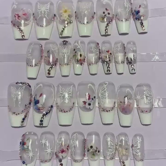 Kit 28 pièces. French blanche avec motifs fleurs et papillons. Tailles 0à 11. Réutilisables, Press-on nails, faux ongles. Fini brillant