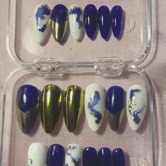 24 pièces. Bleu, blanc marbré bleu et or. Tailles de 0 à 11. Réutilisables. Press-on nails, faux ongles, Finition brillante